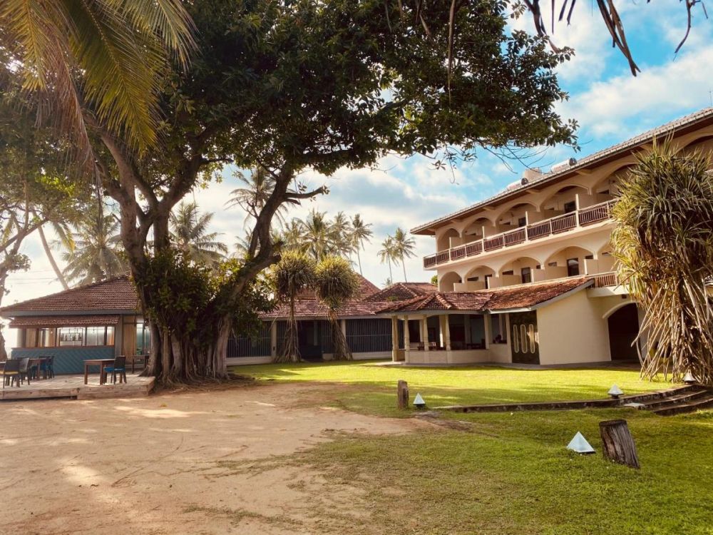 Sri Gemunu Beach Resort 2*