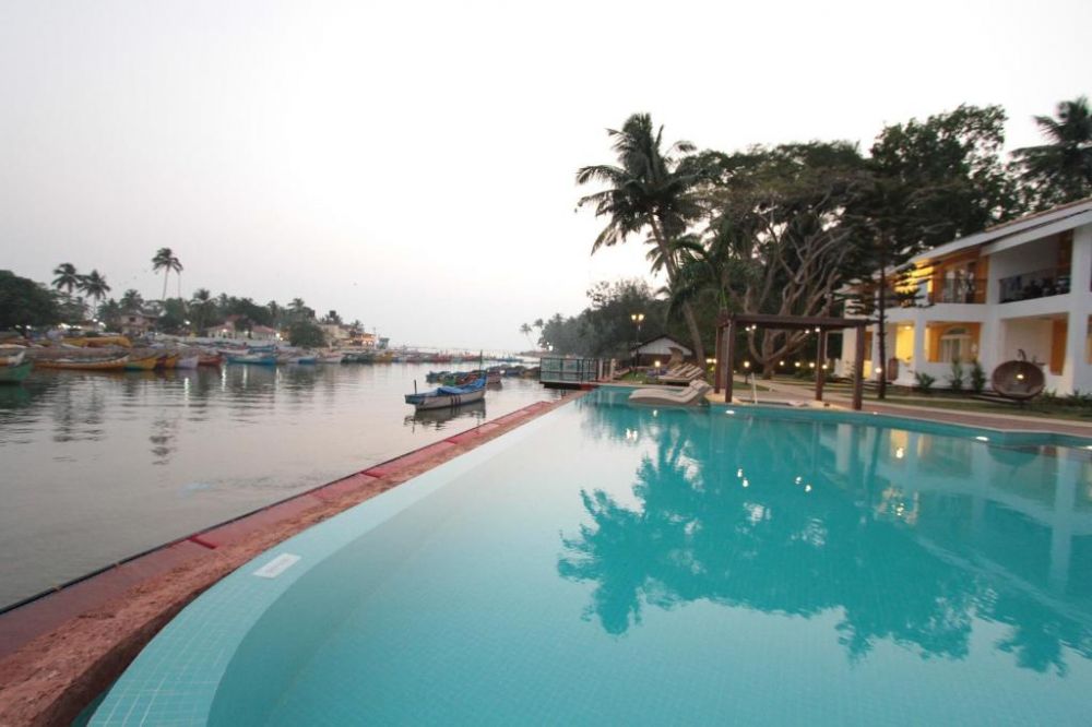 Acron Waterfront Resort 4*