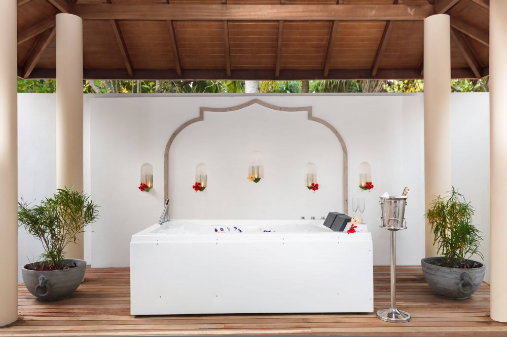 Reethi Faru Resort 4*