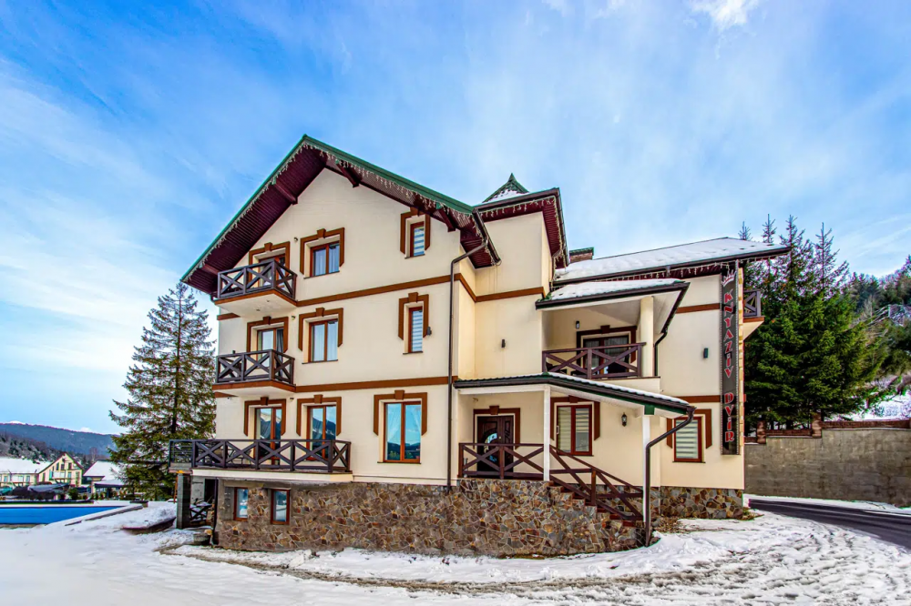 Князів Двір 3*