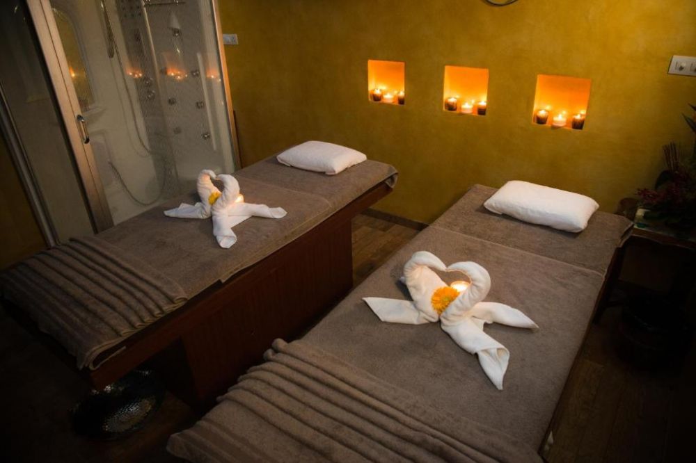 Acron Waterfront Resort 4*
