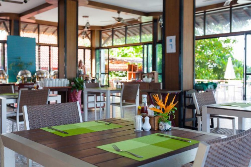 Phi Phi Long Beach Resort & Villa 3*