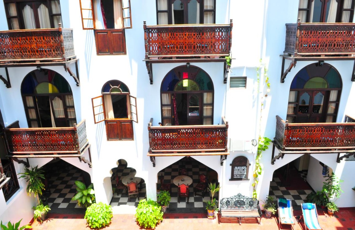 Dhow Palace Hotel 4*