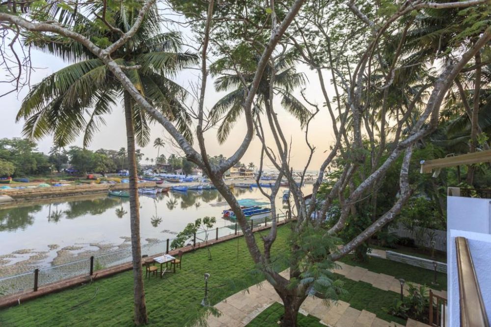 Acron Waterfront Resort 4*