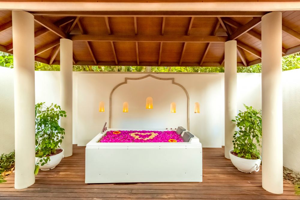 Reethi Faru Resort 4*