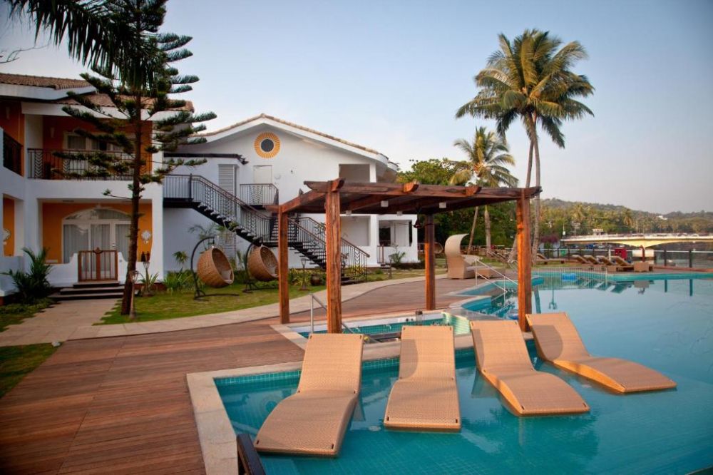 Acron Waterfront Resort 4*