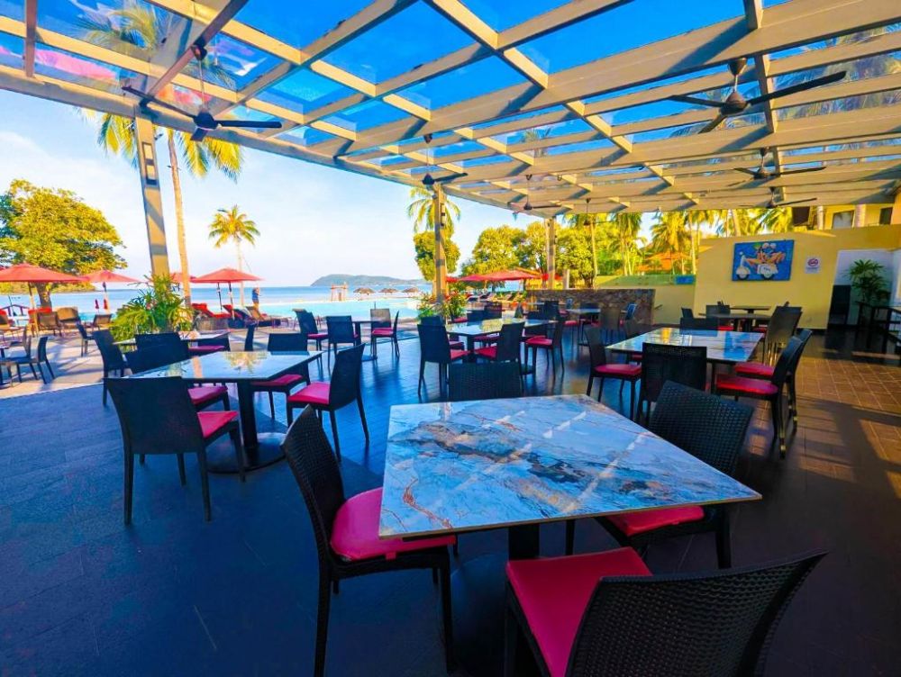 Holiday Villa Beach Resort & Spa 4*