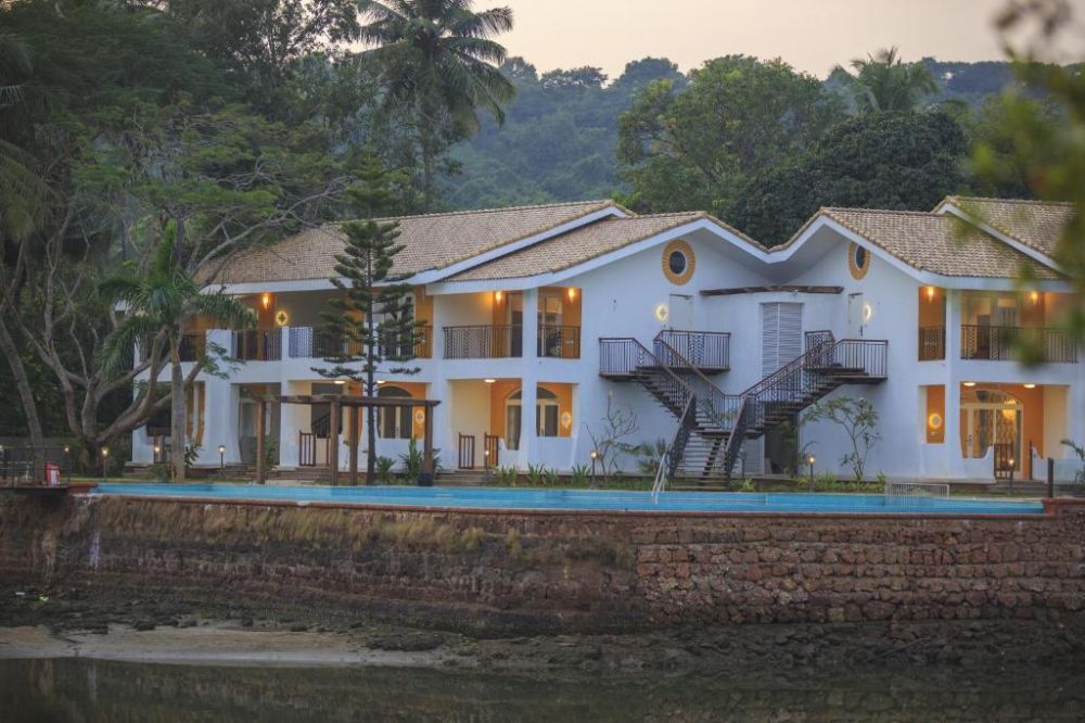 Acron Waterfront Resort 4*