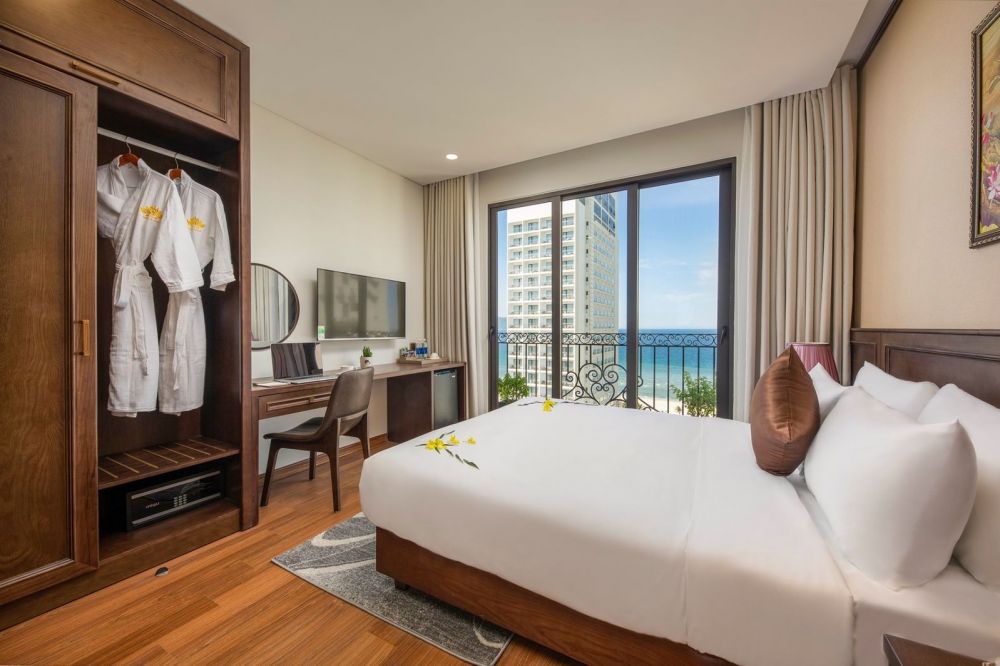 Deluxe Double/Twin Sea View With Balcony, Golden Lotus Hotel Da Nang 4*
