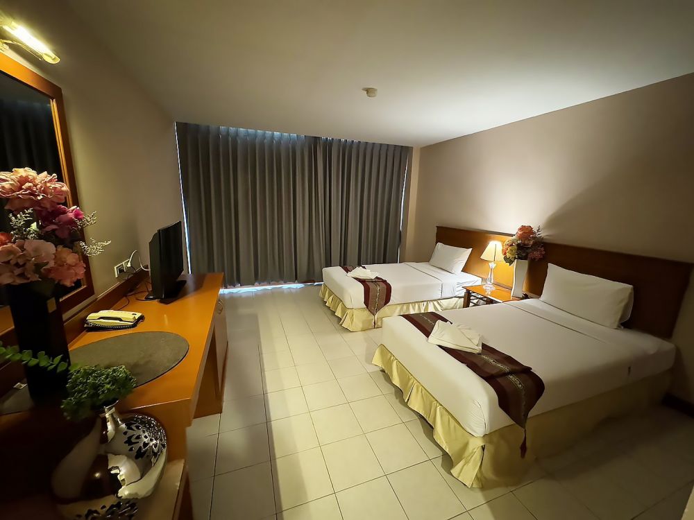 Superior Room (Full Bed/2 single bed), Crown Pattaya Beach Hotel 3*