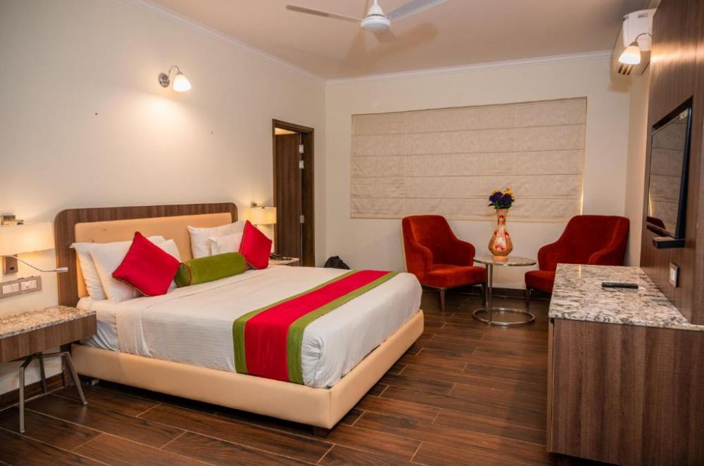 Deluxe AC, Meraden La Oasis 4*