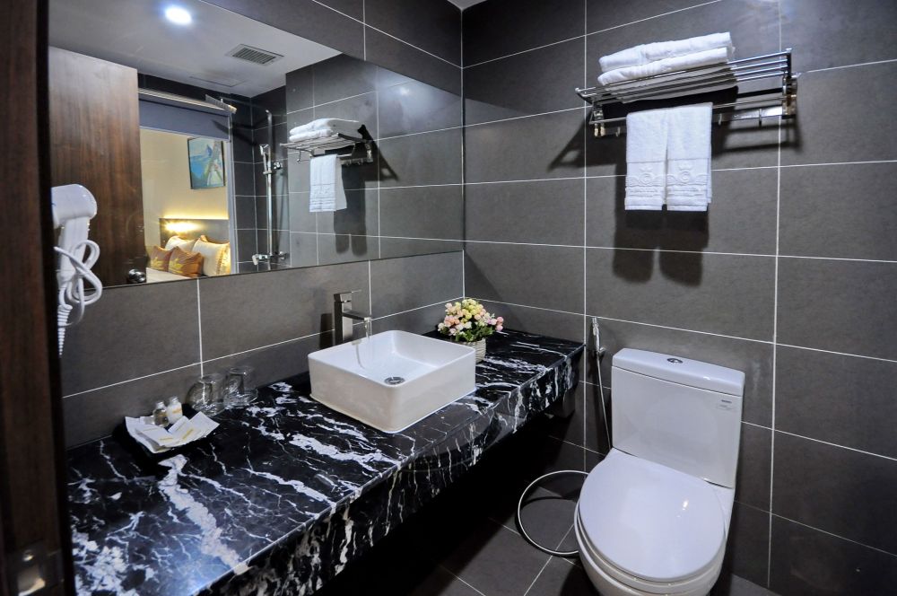 Junior Deluxe with balcony, Crown Nguyen Hoang 4*