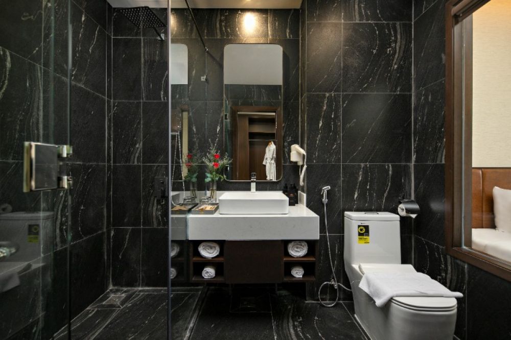Deluxe Double with Bathtub & Balcony, Golden Lotus Grand Hotel 4*