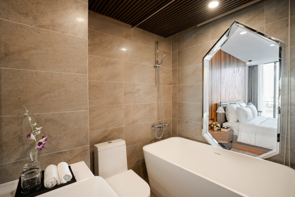 Deluxe River View, Haian Riverfront Hotel Danang 4*