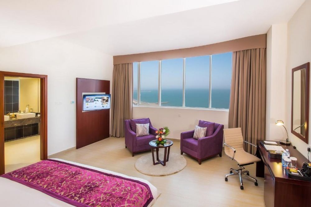 Junior Suite Mountain View/Sea View, V Hotel Fujairah 4*