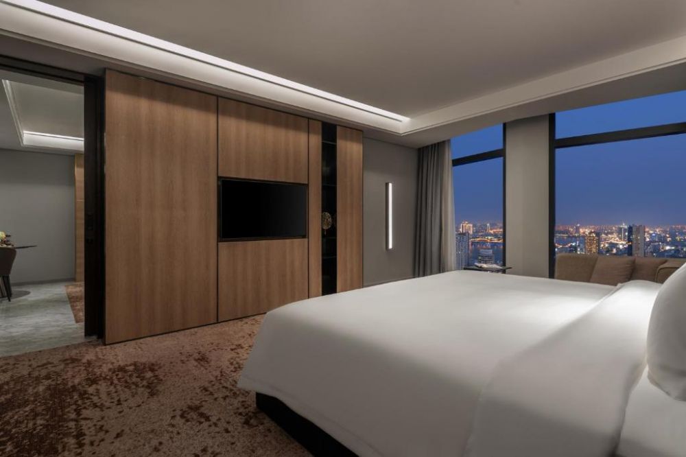 One-Bedroom Suite with River View - Lounge Access, Crowne Plaza Danang City Center 5*