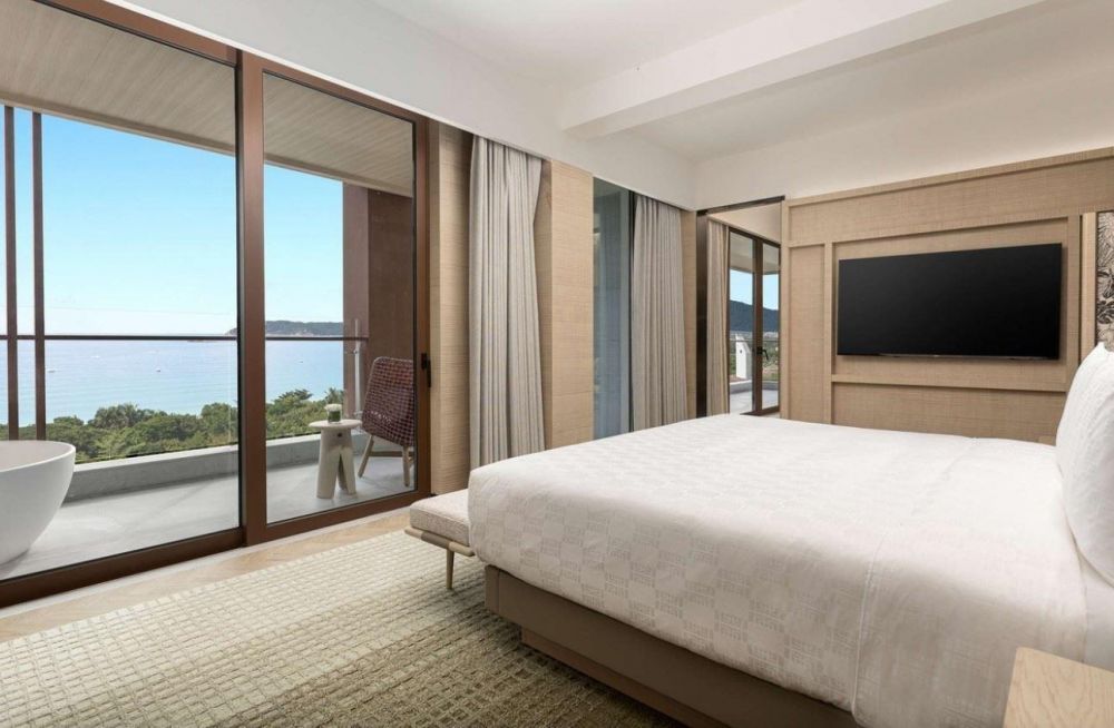 Panoramic Ocean View Suite, Hualuxe Sanya Yalong Bay Resort 5*