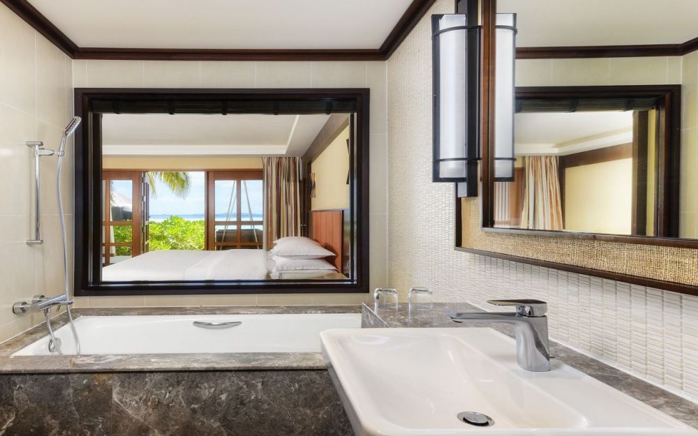 Beachfront Deluxe, Sheraton Maldives Full Moon Resort & Spa 5*