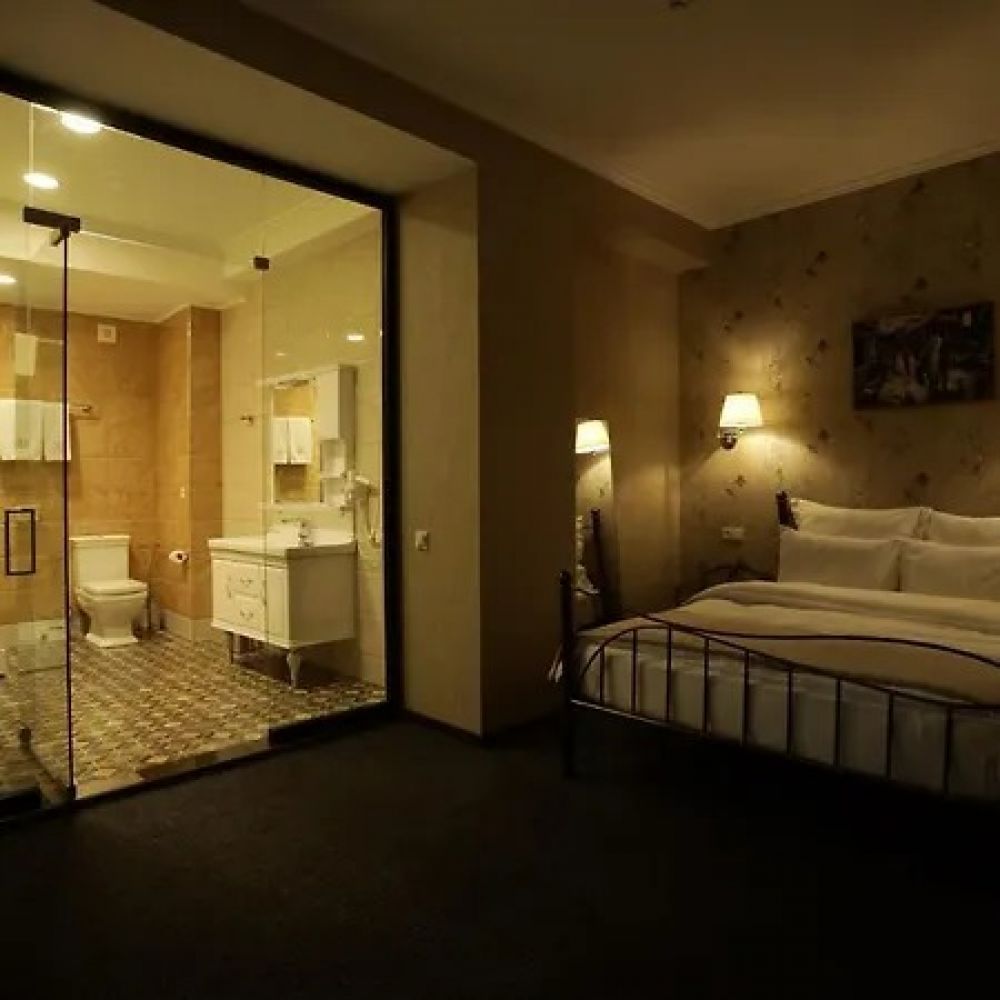 Queen Suite, Redline 4*