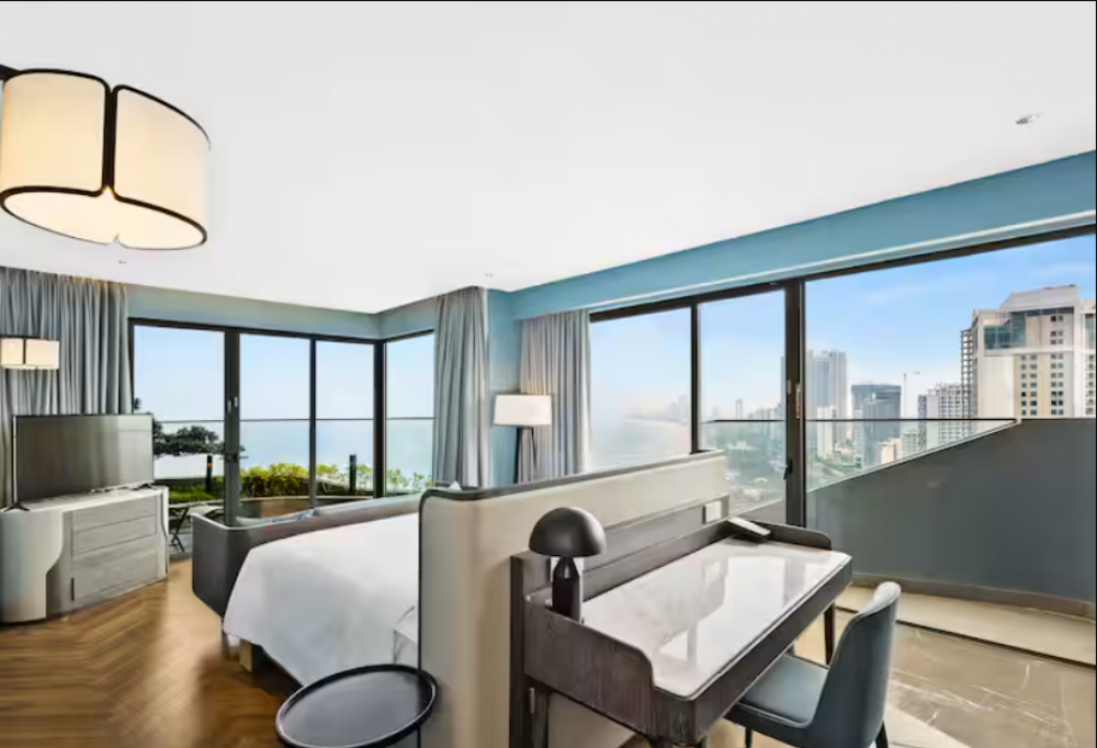 1 Bedroom Suite Ocean View with Balcony, Hilton Garden Inn Da Nang 4*