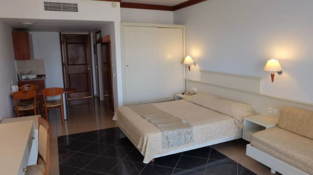 Standard, Kipriotis Maris Suites 5*