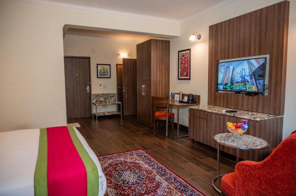 Deluxe AC, Meraden La Oasis 4*