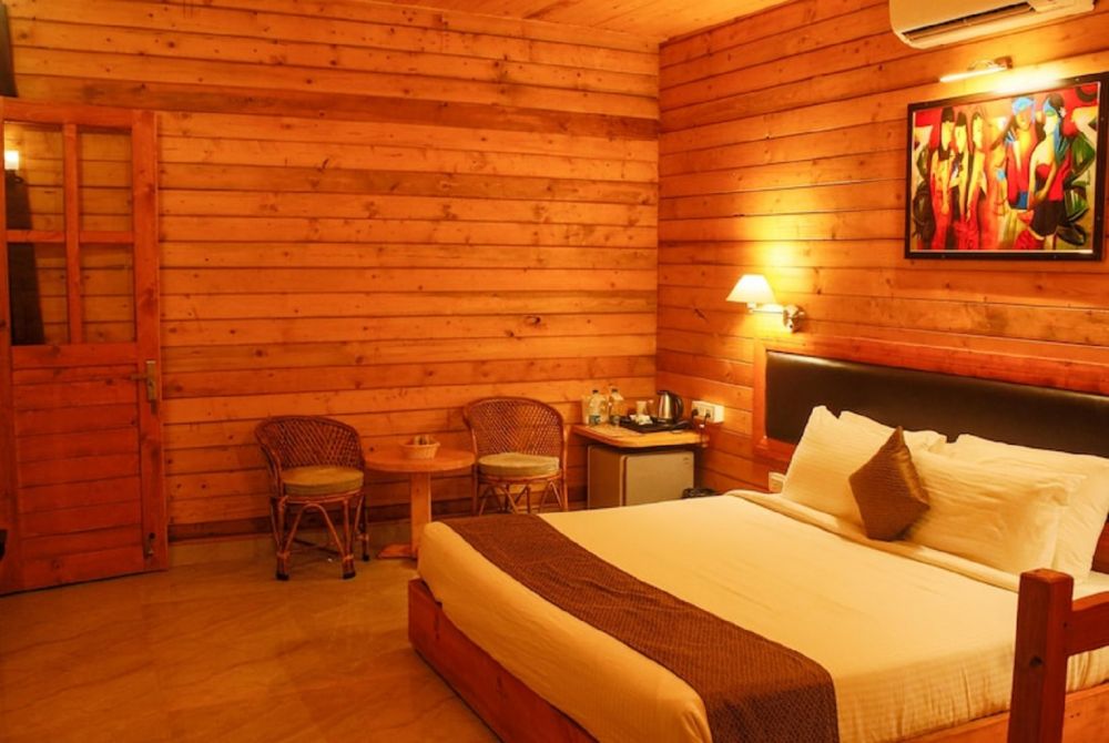 Luxury Wooden Cottage, Grand Vatika Resort 4*