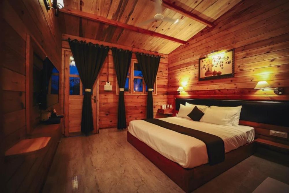 Luxury Wooden Cottage, Grand Vatika Resort 4*