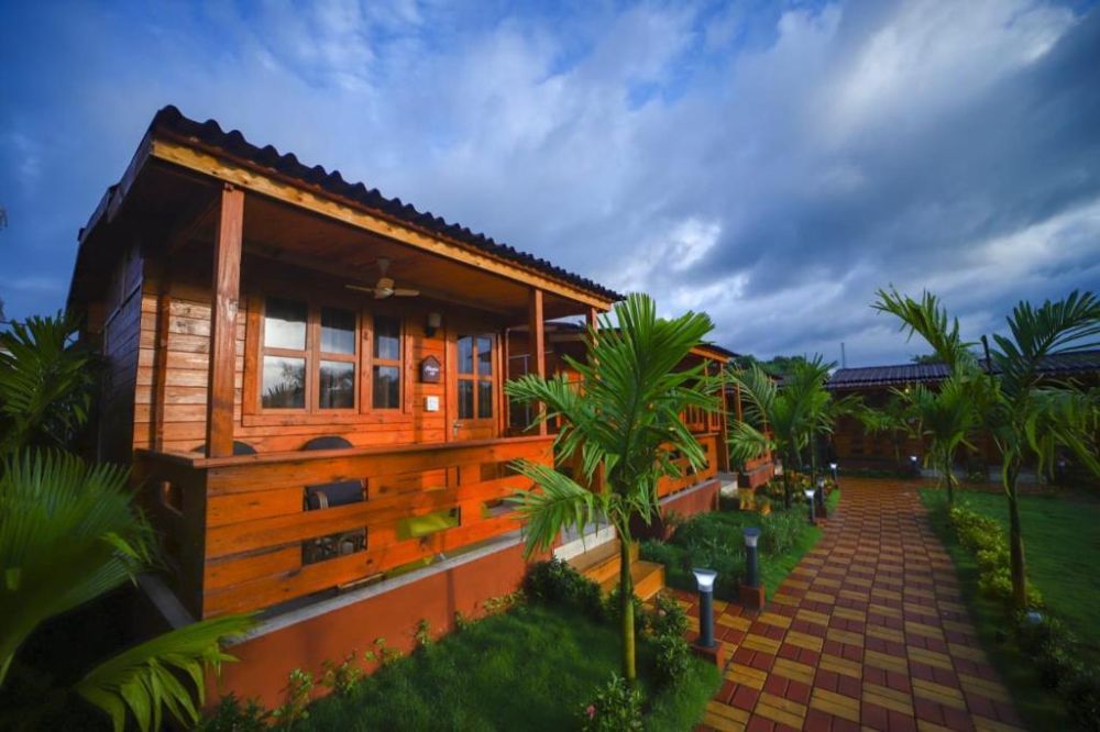 Luxury Wooden Cottage, Grand Vatika Resort 4*