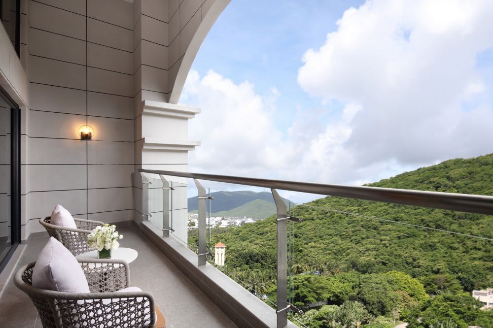 1 King 1 Queen 1 Bdrm STE Mountain View, Holiday Inn & Suites Sanya Yalongbay 5*