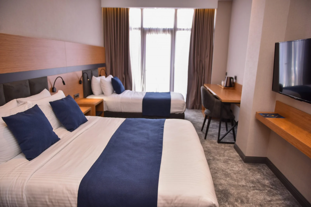 Family Room Back View/City View, Monarch 4*