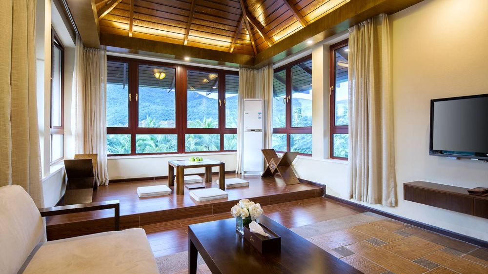 Master King bedroom, Yalong Bay Villas & Spa 5*
