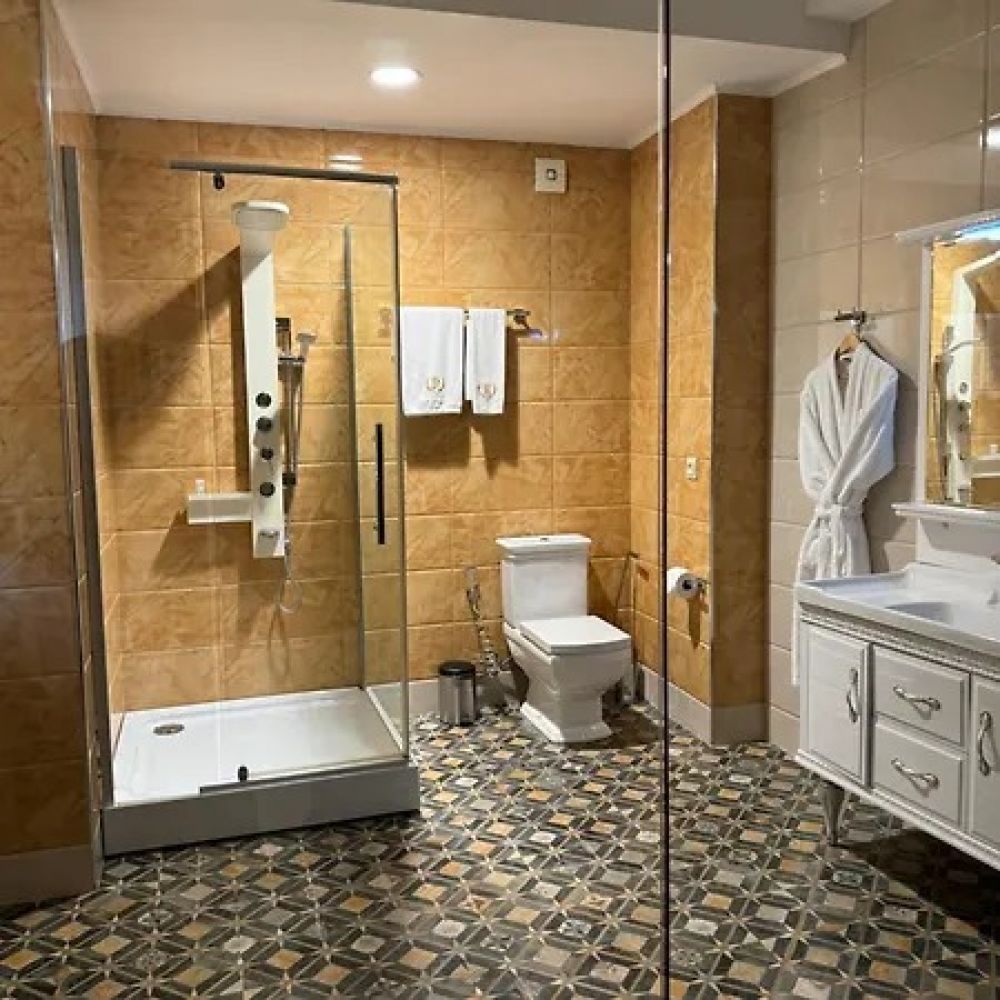 Queen Suite, Redline 4*