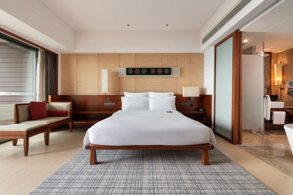 Executive Deluxe Ocean View Room, Pullman Ocean View Sanya Bay Resort & Spa 5*