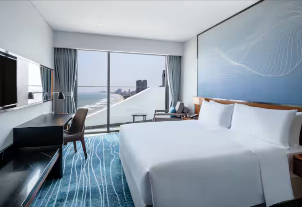 Guest Room with Balcony, Hilton Garden Inn Da Nang 4*