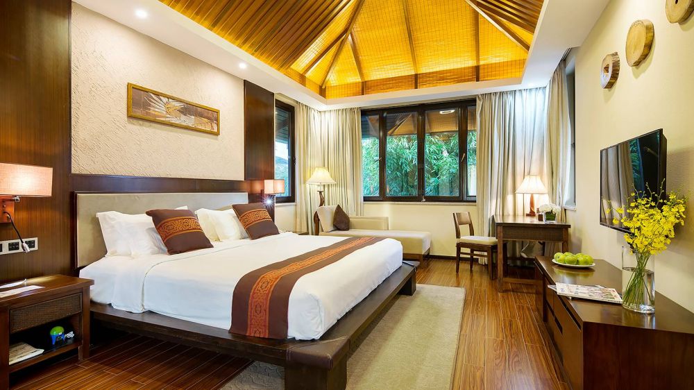 Master King bedroom, Yalong Bay Villas & Spa 5*