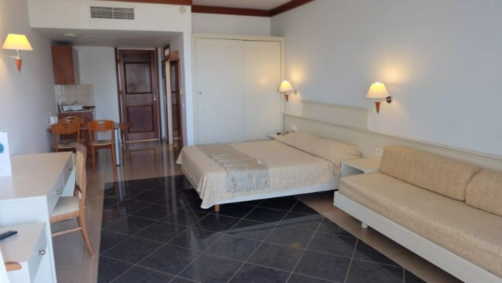 Standard, Kipriotis Maris Suites 5*