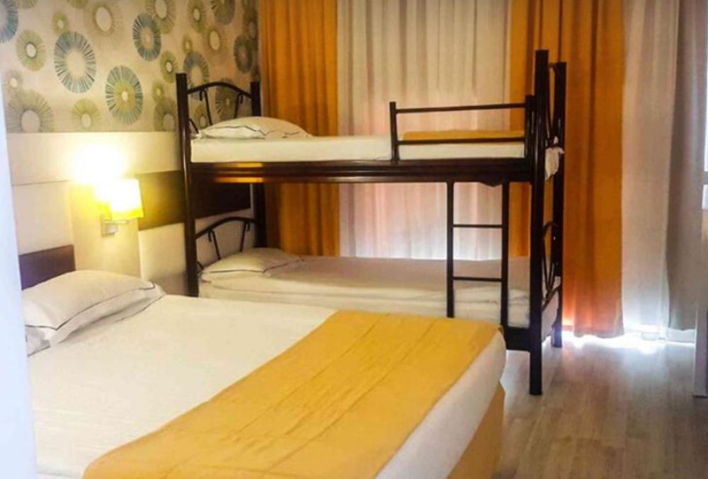 Bunkbed Room, Side Win Hotel 4*