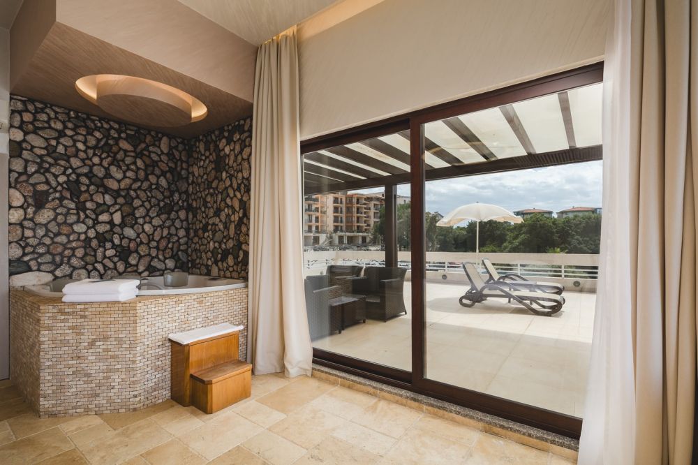 Suite Hot Tub, Radisson Resort Wind Rose 4*