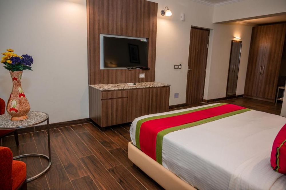 Deluxe AC, Meraden La Oasis 4*