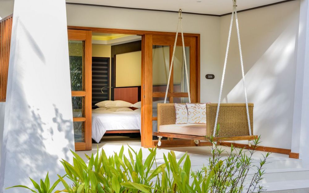 Beachfront Deluxe, Sheraton Maldives Full Moon Resort & Spa 5*