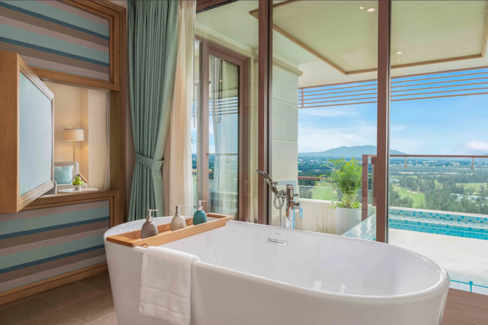 Golf View Pool King Suite, Fusion Resort & Villas Danang 5*