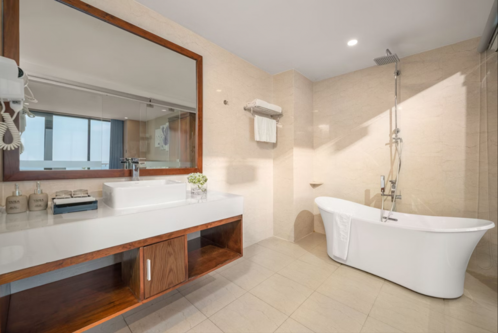 Junior, Yarra Ocean Suites Danang 4*