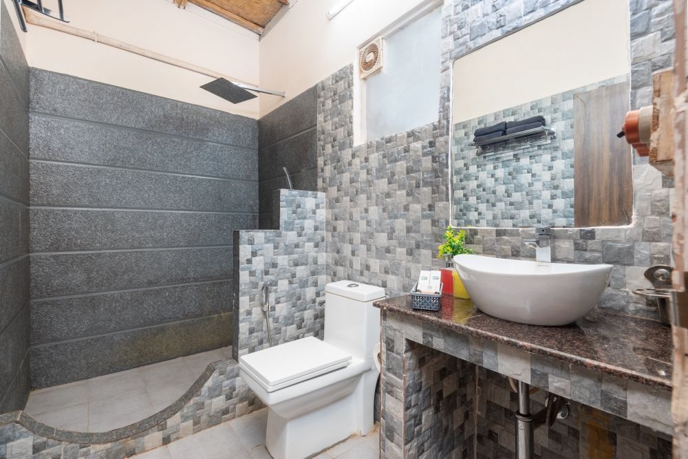 Buttercup, Amadi Beach Front Resort 4*