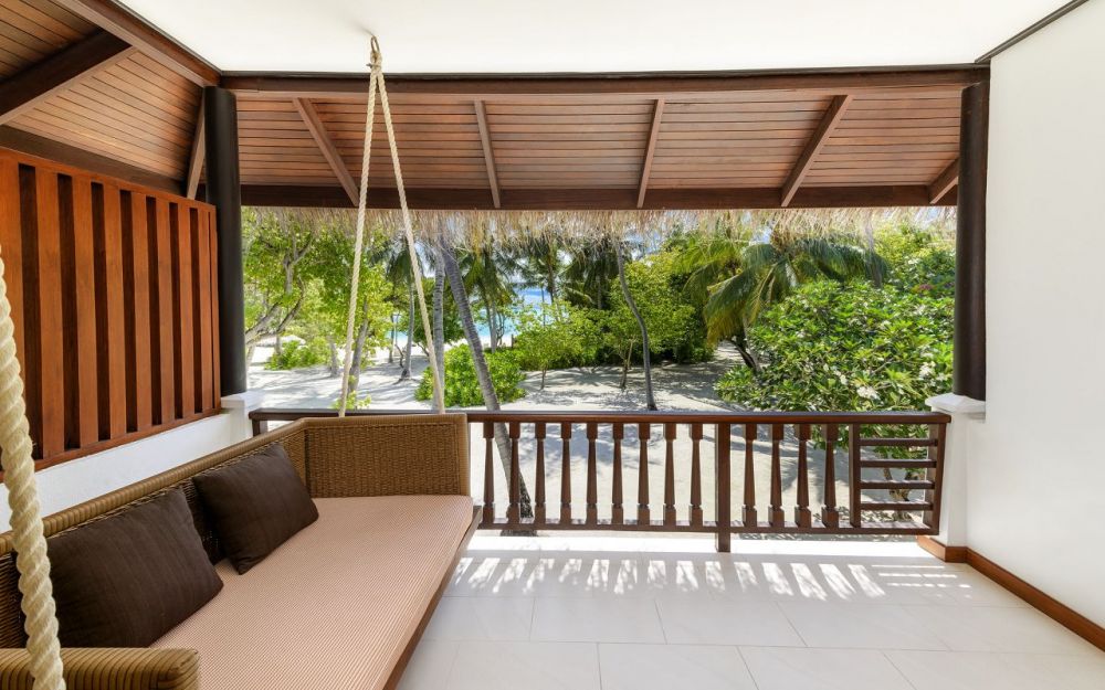 Beachfront Deluxe, Sheraton Maldives Full Moon Resort & Spa 5*