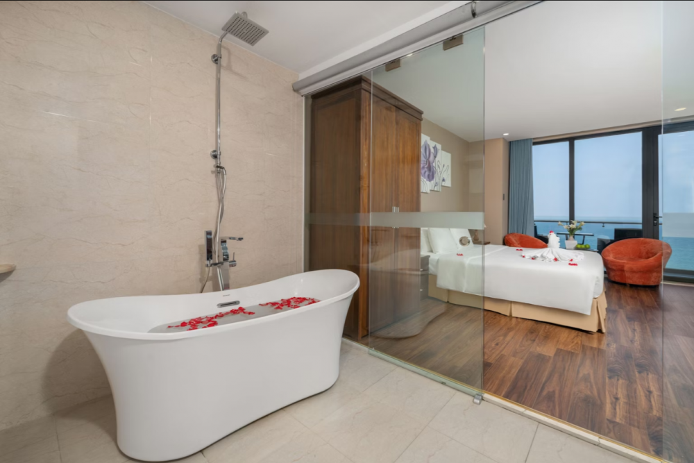 Junior, Yarra Ocean Suites Danang 4*