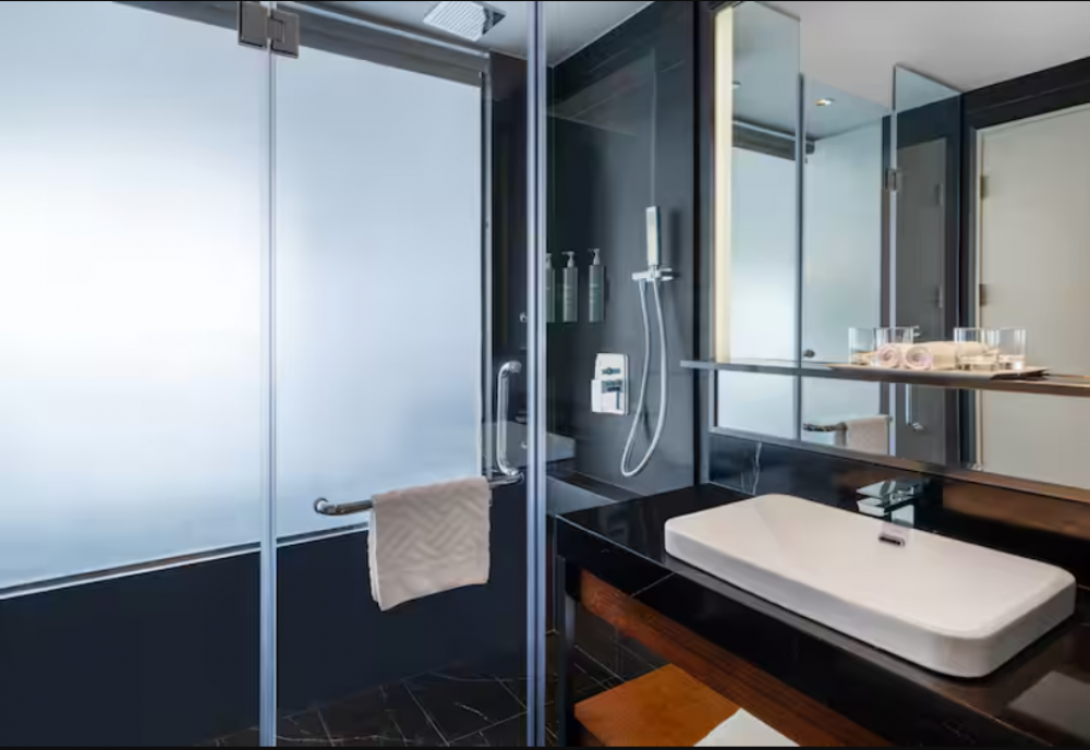 Guest Room with Balcony, Hilton Garden Inn Da Nang 4*