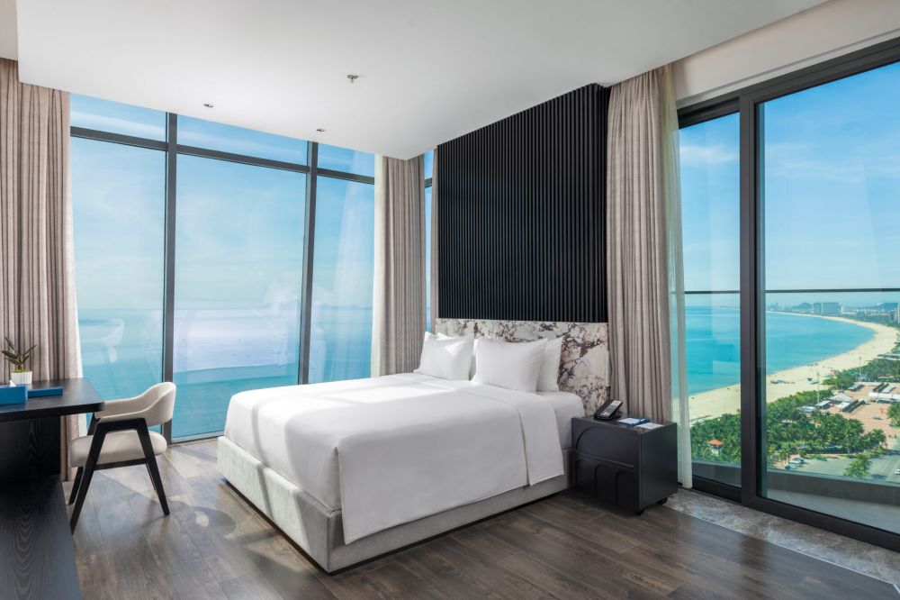 Executive Ocean Front, Awaken Danang 5*