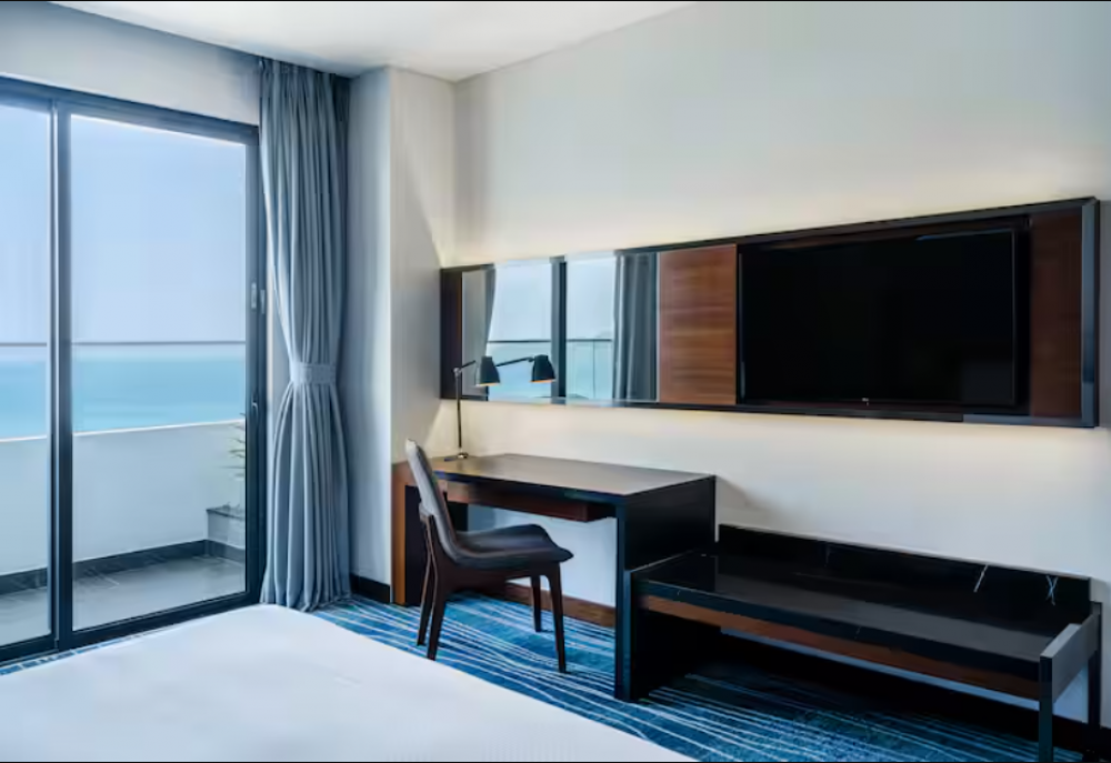 Deluxe Room Ocean View with Balcony, Hilton Garden Inn Da Nang 4*