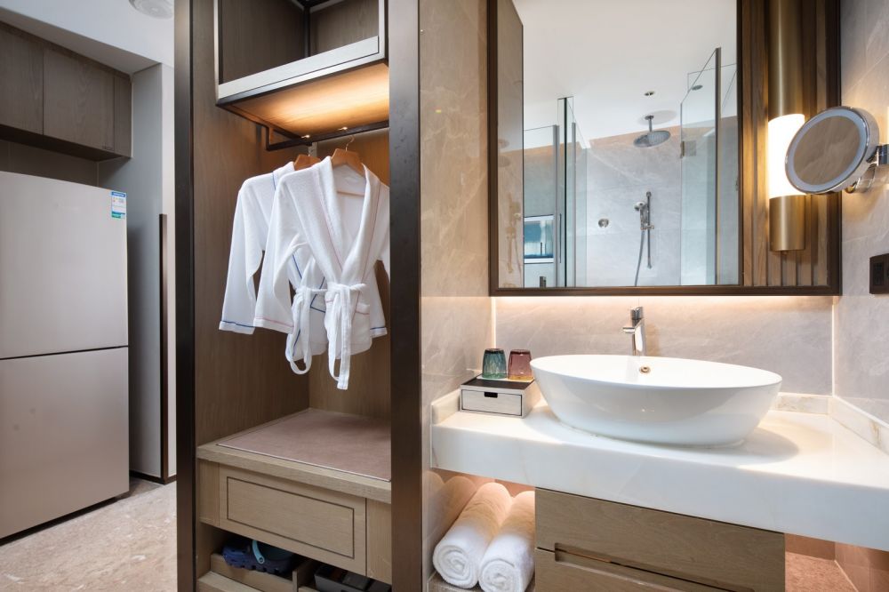 1 King 1 Queen 1 Bdrm STE Mountain View, Holiday Inn & Suites Sanya Yalongbay 5*